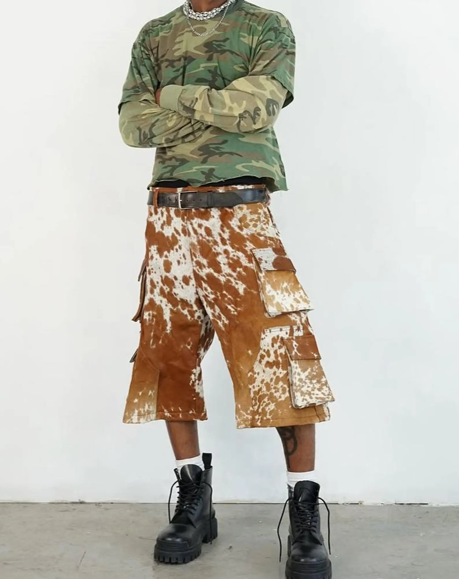 Herreshorts i ægte hårdækket koskind med afslappet pasform og praktiske sidelommer. Inspireret af westernstil og streetwear.

