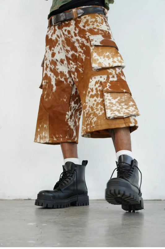 Brun og hvid cargo shorts til mænd lavet af ægte koskind med naturligt hår og mønster. Perfekt til rodeo, festival og hverdagsbrug.

