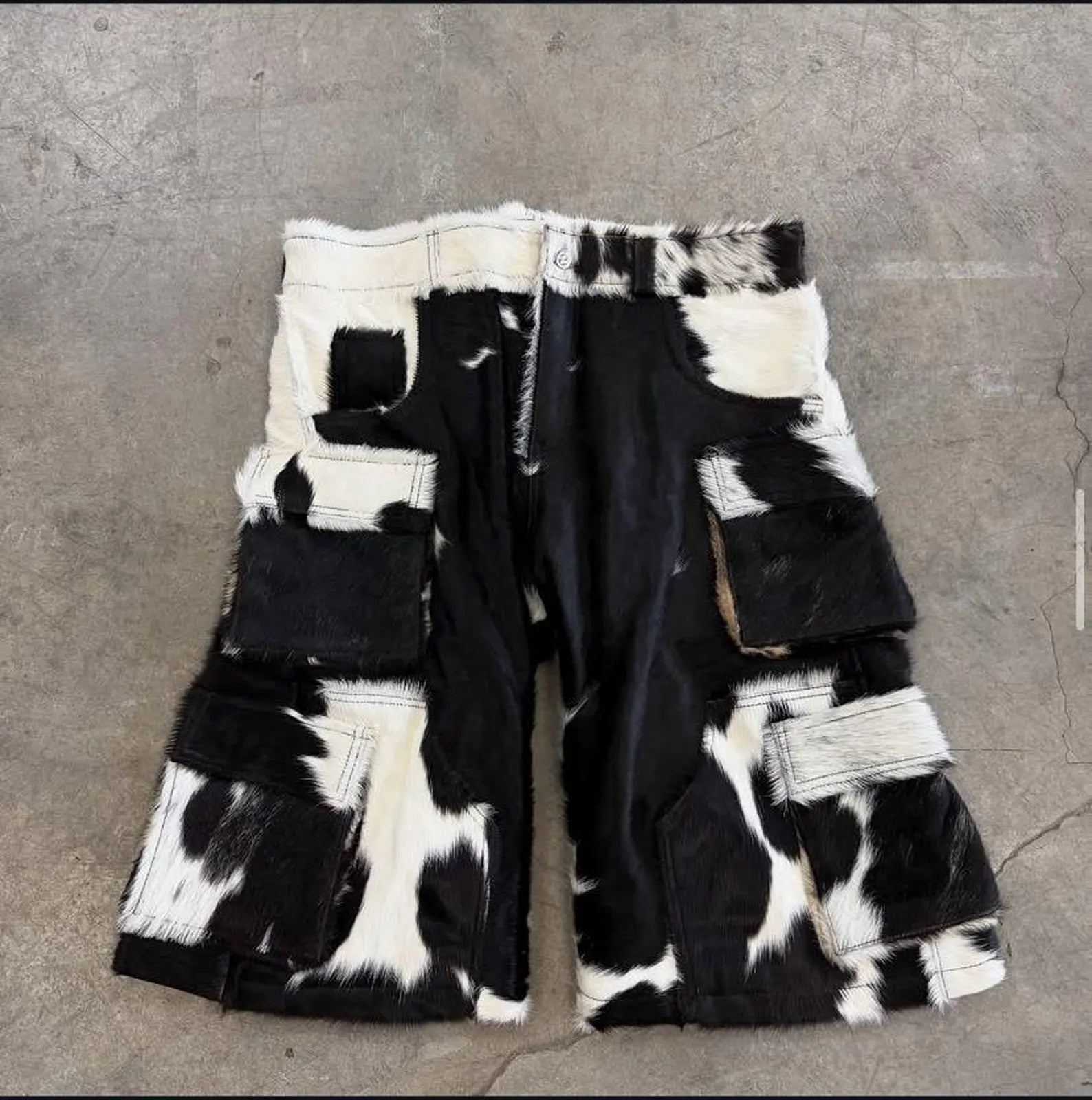 Kurze Hose aus echtem Kuhfellleder mit auffälligem Fellmuster, lockerer Passform und Cargotaschen. Perfekt für Rodeo, Festival oder Alltag.


