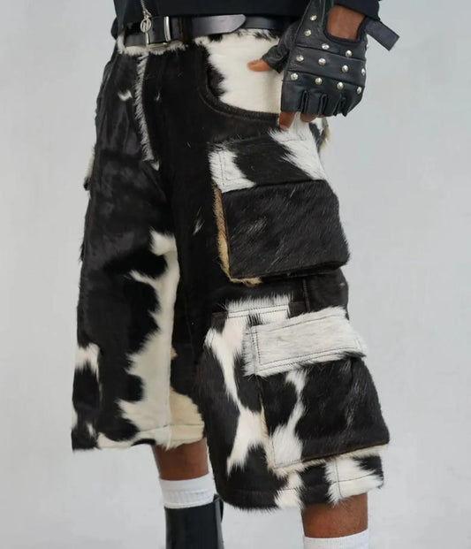 Echte Kuhfell-Cargo-Shorts in Braun und Weiß für Herren mit Naturmuster und praktischen Seitentaschen. Ideal für Western-Outfits und Streetwear.

