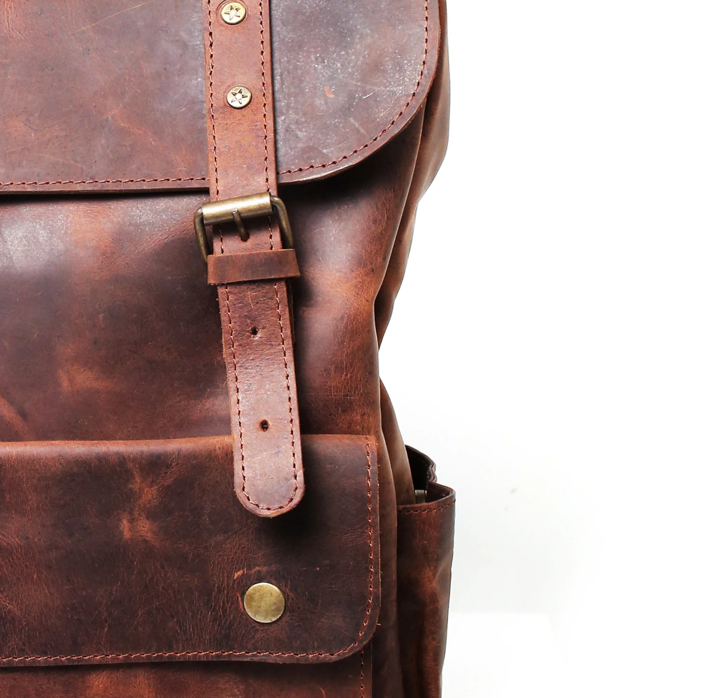 Brown leather backpack for men and women, perfect for travel or daily use. Fits 15-inch laptops, making it a great holiday gift for those who appreciate vintage designs.