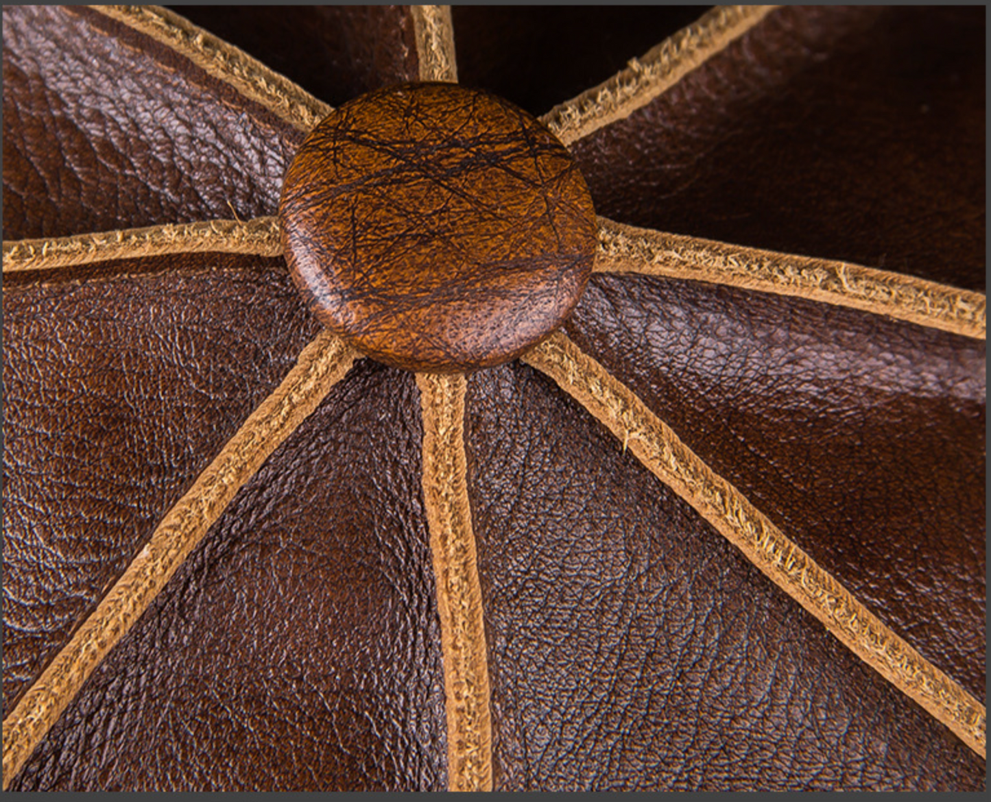Leather Gatsby cap with brass closure