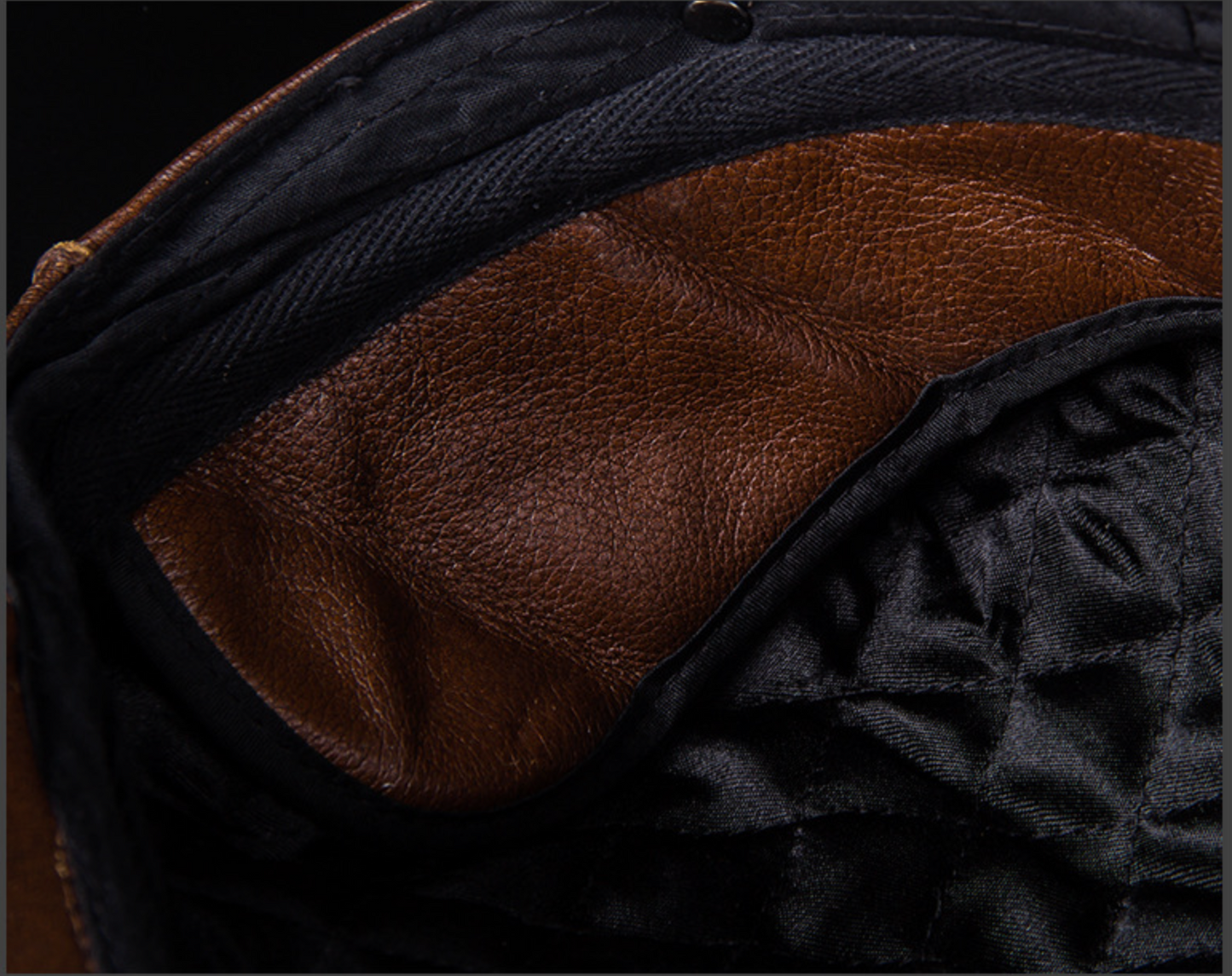 Leather Gatsby cap with brass closure