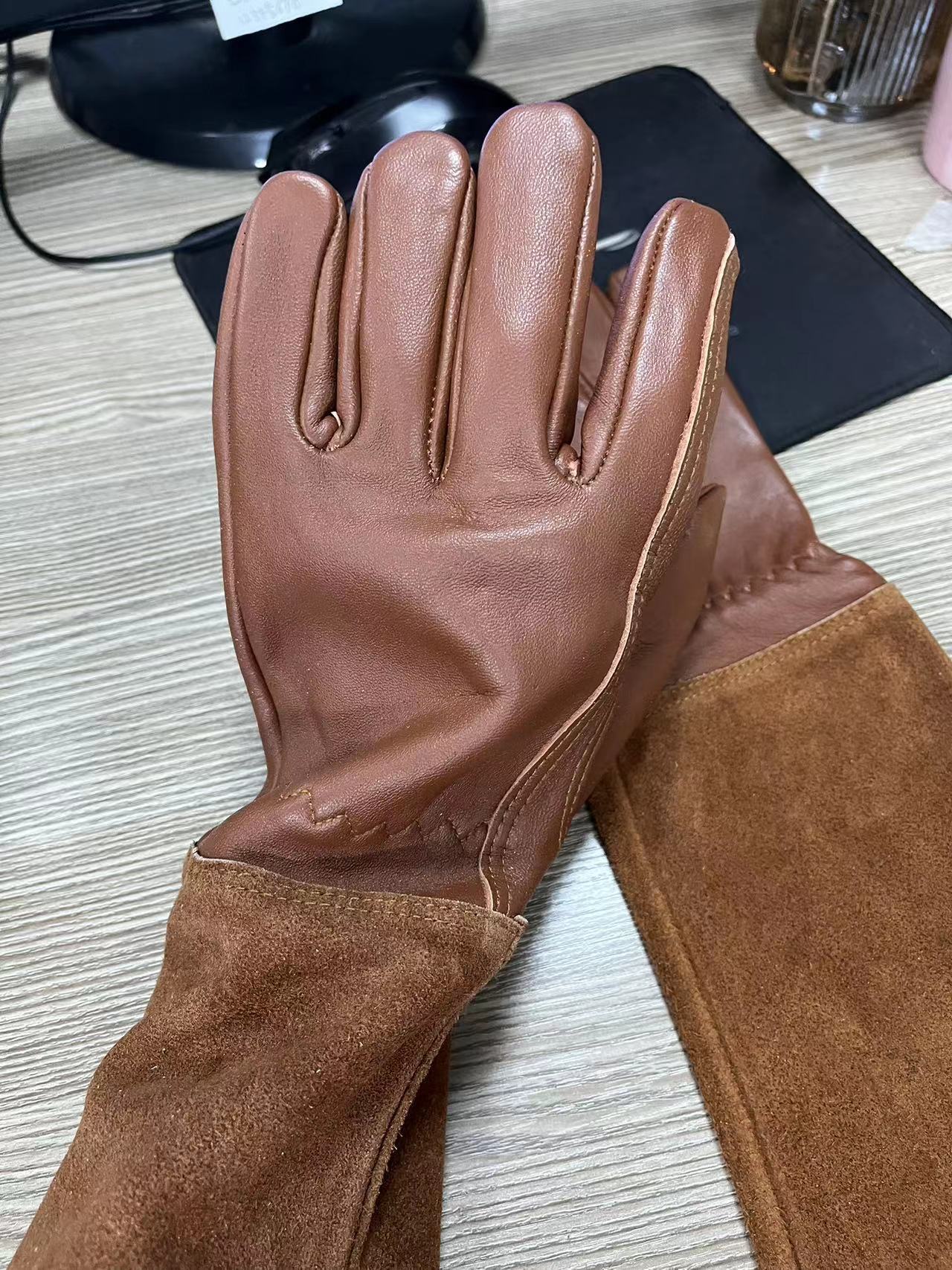 Leather gardening gloves with suede arm cuffs