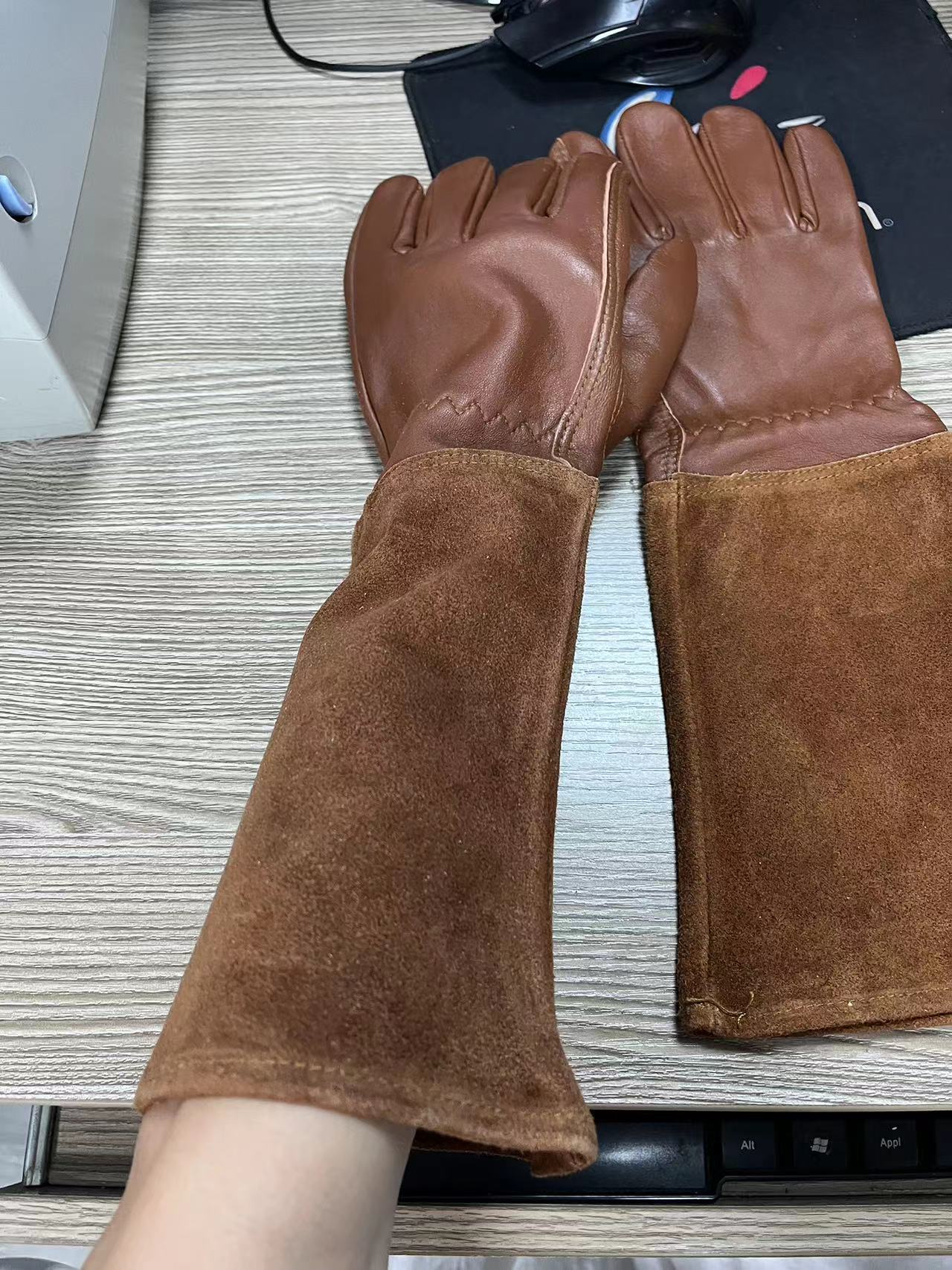 Leather gardening gloves with suede arm cuffs