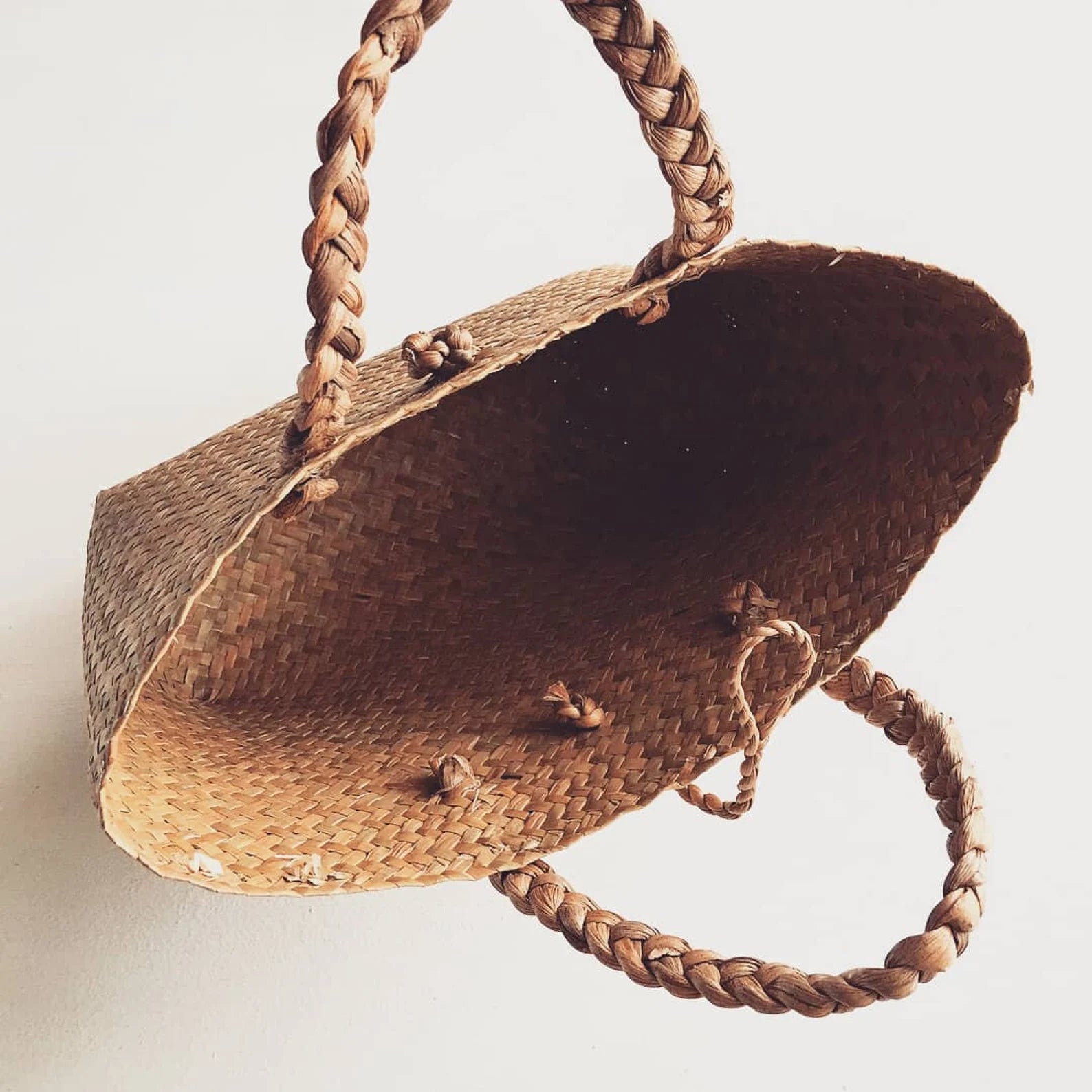 Eco-friendly rattan purse made from Indonesian seagrass. Lightweight summer bag with spacious interior and handmade texture.

