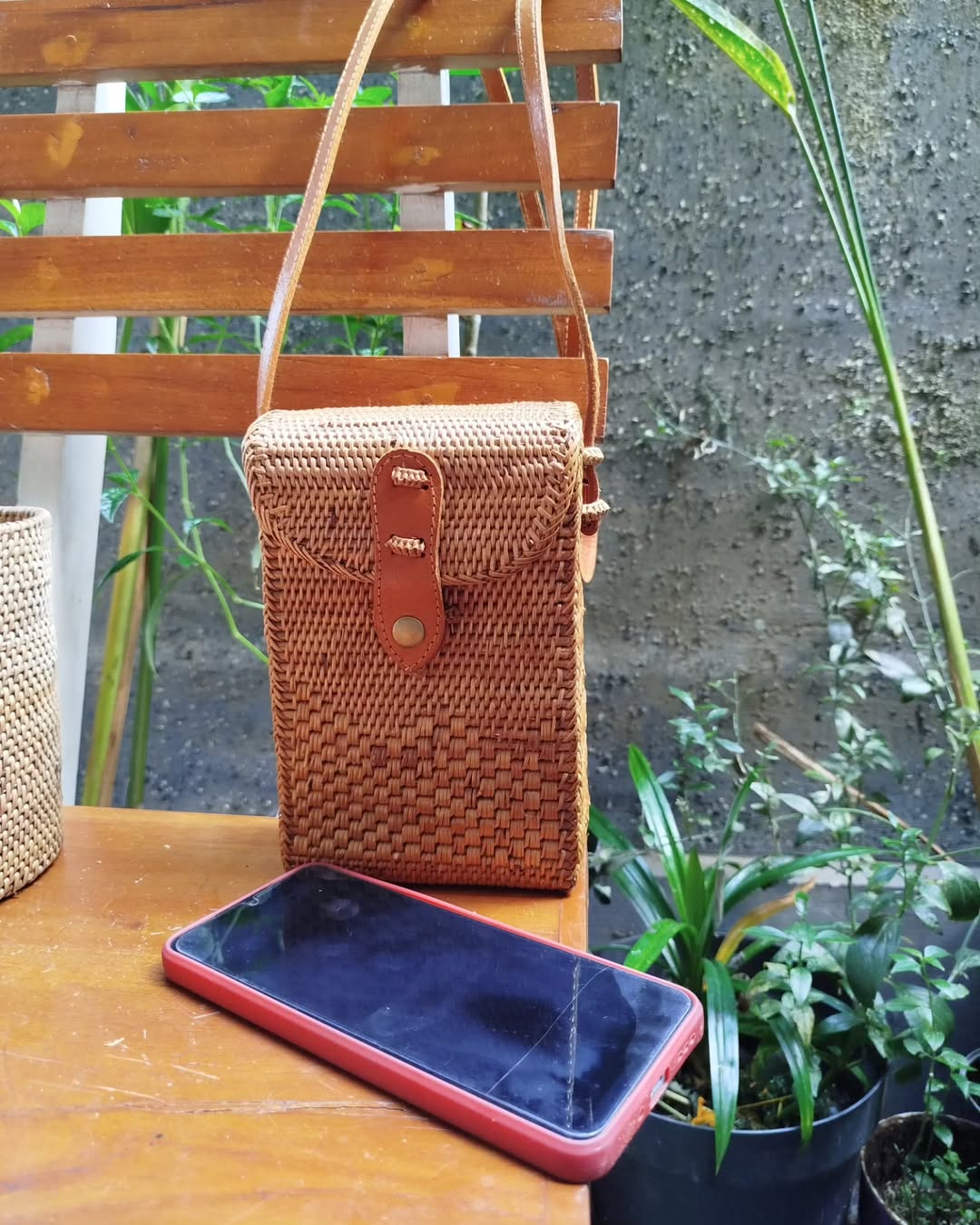 Rattan bag with leather crossbody handle