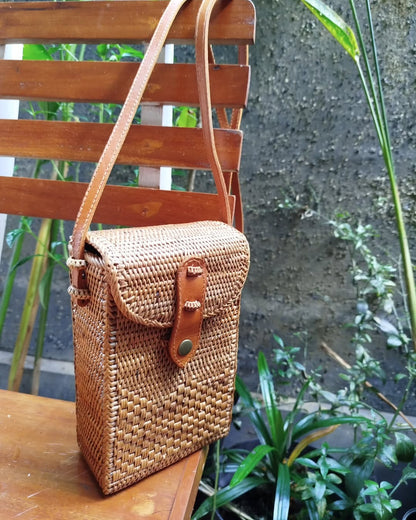 Rattan bag with leather crossbody handle