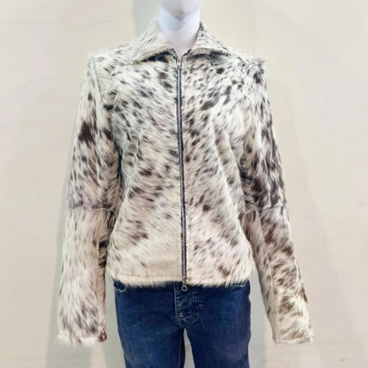 Stand out in a real speckled cowhide jacket for men. This hair-on-hide cowskin jacket blends rugged texture with bold cow print pattern.


