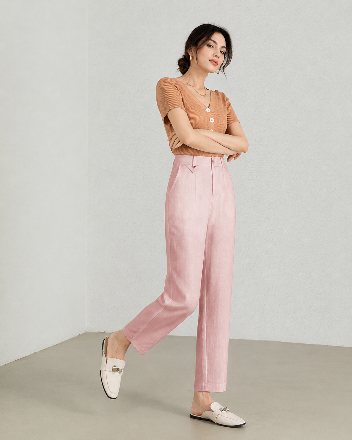 Women loose cropped pants in soft pink