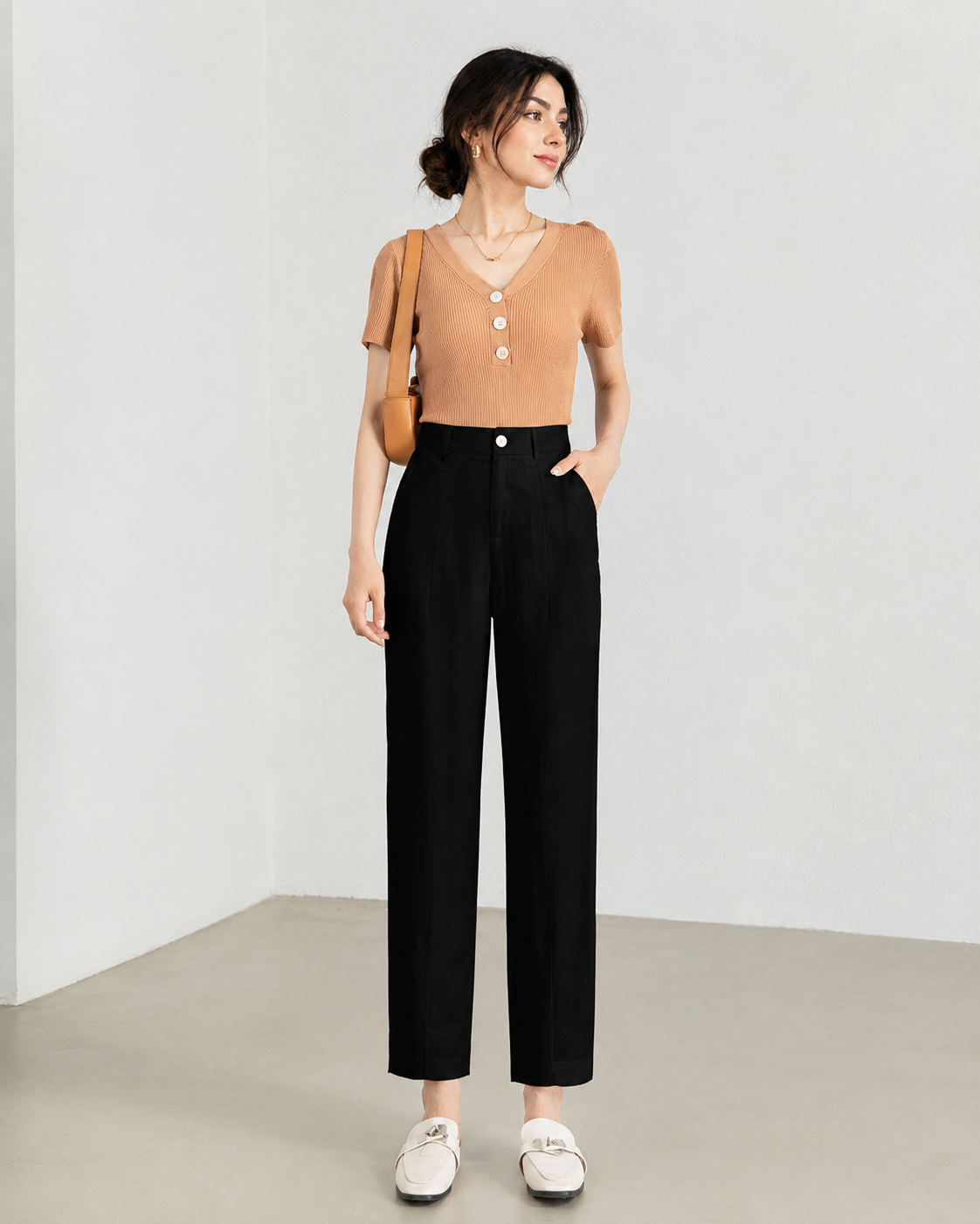 Women loose cropped pants in soft pink