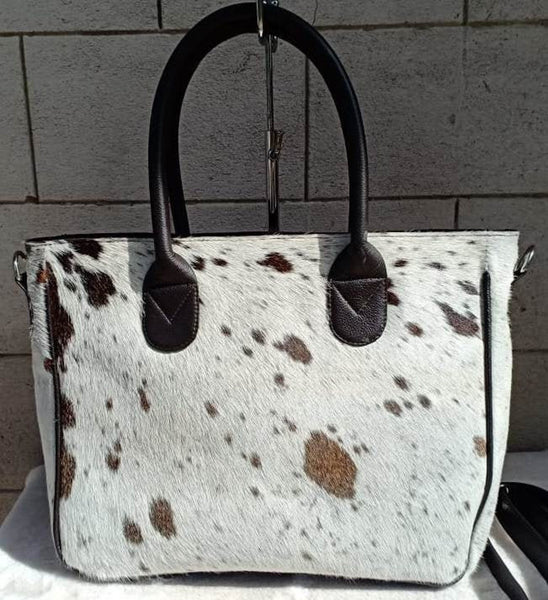This luxurious cowhide tote bag is the perfect accessory to elevate any wardrobe. Add a luxurious touch with its unique leather, sure to be the envy of your friends.