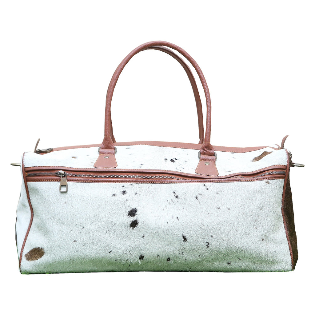 This stunning cowhide luggage bag comes in a large size, making it perfect for travelling, going to the gym and outdoor activities. 
